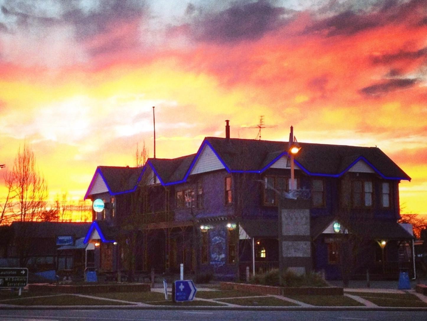 The Blue Pub Hotel Methven Bagian luar foto
